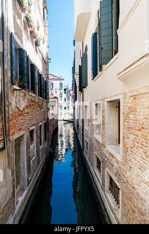 Venise, Vénétie / Italie- le 21 mai 2017 : Très étroit canal vu d'un pont dans la rue appelée 'Borgolocco', typique ruelle dans la partie la plus ancienne de la Banque D'Images