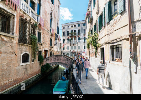 Venise, Vénétie / Italie- le 21 mai 2017 : Très étroit canal vu d'un pont dans la rue appelée 'Borgolocco', typique ruelle dans la partie la plus ancienne de la Banque D'Images