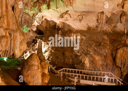 Jung dans la grotte Tham Jang,2 terrains Banque D'Images