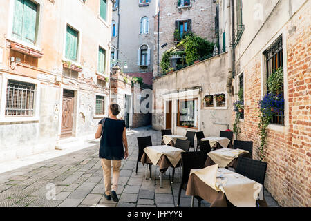 Venise, Vénétie / Italie- le 21 mai 2017 : Très ruelle étroite appelée "Crosetta' dans la partie la plus ancienne de l'île de Venise Banque D'Images