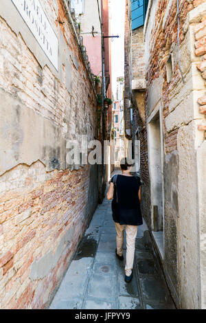 Venise, Vénétie / Italie- le 21 mai 2017 : Très ruelle étroite appelée "Crosetta' dans la partie la plus ancienne de l'île de Venise Banque D'Images