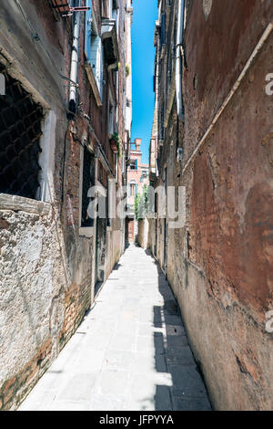 Venise, Vénétie / Italie- le 21 mai 2017 : Très ruelle étroite appelée "Crosetta' dans la partie la plus ancienne de l'île de Venise Banque D'Images