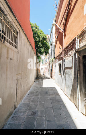 Venise, Vénétie / Italie- le 21 mai 2017 : Très ruelle étroite appelée "Crosetta' dans la partie la plus ancienne de l'île de Venise Banque D'Images