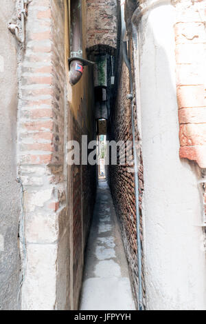 Venise, Vénétie / Italie- le 21 mai 2017 : Très ruelle étroite appelée "Crosetta' dans la partie la plus ancienne de l'île de Venise Banque D'Images