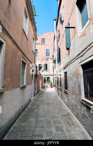 Venise, Vénétie / Italie- le 21 mai 2017 : ruelle étroite appelée 'Cornello' dans la partie la plus ancienne de l'île de Venise Banque D'Images