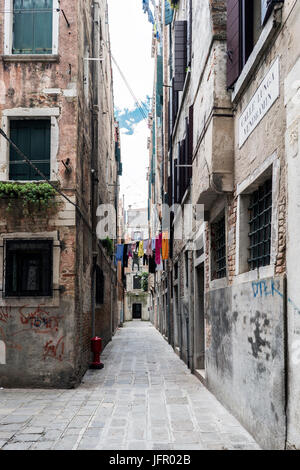 Venise, Vénétie / Italie. 21 mai 2017 : Très ruelle étroite appelée "Rio tera de la Maddalena' avec les vêtements qui traînent dans la rue, dans la partie la plus ancienne de Banque D'Images