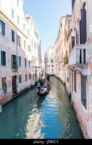 Venise, Vénétie / Italie. 21 mai 2017 : Très étroit canal avec gondoles passant, vu depuis le pont de la rue de la mandole Banque D'Images