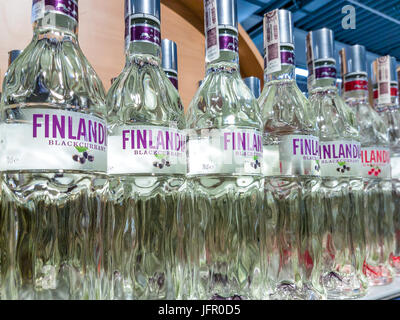 Kraków, Pologne - 23 juin 2017 : Variété de Finlandia vodka aromatisée naturelle sur les tablettes des magasins à vendre à l'hypermarché Kaufland. Finlandia est un célèbre Banque D'Images