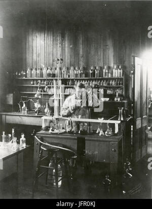Thomas Alva Edison au travail dans son laboratoire de chimie, West Orange dans le New Jersey Banque D'Images