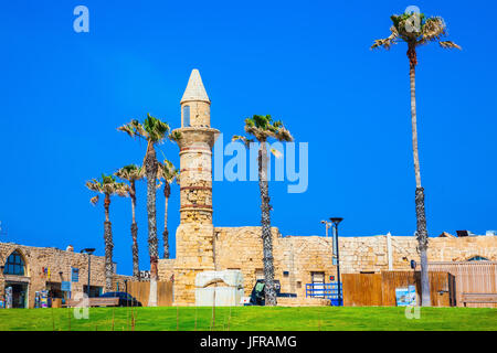 Le minaret et les murs de Césarée Banque D'Images