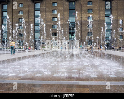 Fontaines en face de l'UAL (Université des Arts de Londres) au Campus Central St Martins Granary Square près de King's Cross, Londres UK Banque D'Images