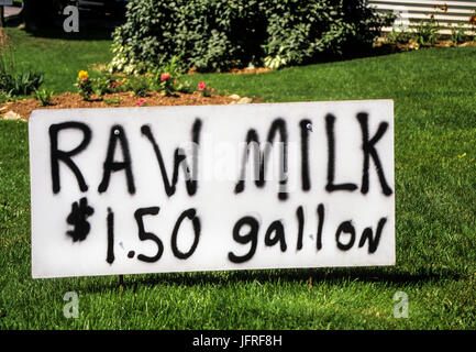 Signe de lait cru sur une ferme Amish dans le comté de Lancaster, signe de Pennsylvanie, PA images, États-Unis, pays de la ferme Amish humour vintage signes publicitaires, publicité vintage signalisation Banque D'Images