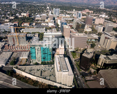 Une vue aérienne du centre-ville de San Jose à Santa Clara street vers le bas vers l'Est de piémont. Banque D'Images