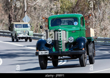 Vintage 1938 Dodge Fargo la conduite de camions sur les routes de campagne près de la ville de Birdwood, Australie du Sud. Banque D'Images