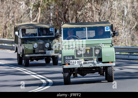 Vintage 1949 Landrover Series 1 conduite d'utilité sur les routes de campagne près de la ville de Birdwood, Australie du Sud. Banque D'Images