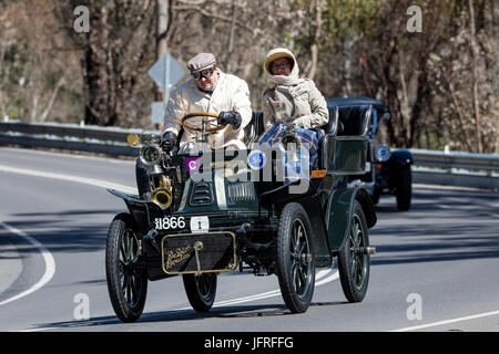 Vintage 1904 de Dion Bouton 8 hp V Tonnaeu la conduite sur des routes de campagne près de la ville de Birdwood, Australie du Sud. Banque D'Images