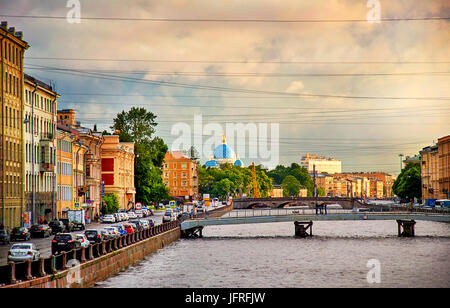 Saint Petersburg, Russie - le 25 juin 2017 : vue panoramique sur la Rivière Fontanka ponts et cathédrale de la Trinité Banque D'Images