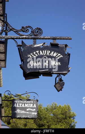 Restaurant des signes dans la vieille ville de Peniscola, Costa del Azahar, Castellon, Espagne Banque D'Images