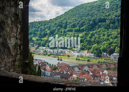 Beaucoup de maisons d'habitation à la colline de la digue de la rivière Neckar et un pont dans le centre de Heidelberg, une vue panoramique sur la roo Banque D'Images