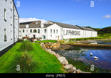 ISLAY, Royaume-Uni - 25 août 2013 : distillerie d'Islay, Laphroaig en usine, Royaume-Uni Banque D'Images