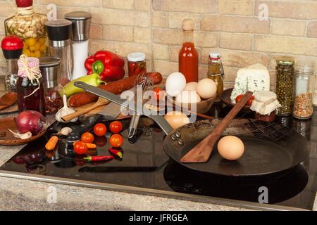 Poêle en acier sur la cuisinière. Des ustensiles de cuisine. Préparation de l'omelette d'oeufs. Alimentation nourriture Banque D'Images