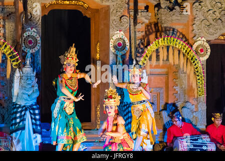 Bali, Indonésie - 2 mai 2017 : les danseurs traditionnels de Bali Ramayana Ballet, une histoire traditionnelle hindoue au Puri Saren Palace Ubud Bali Banque D'Images