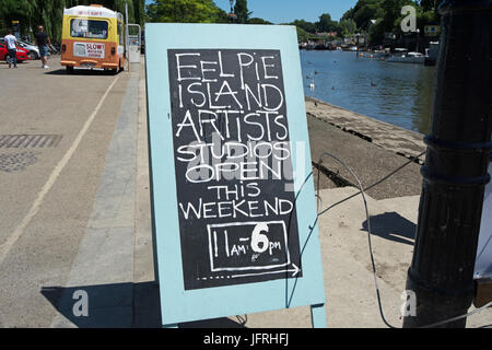 L'île pie anguille artists studios ouvrir ce week-end, au bord de la rivière d'enseigne à Twickenham, Middlesex, Angleterre Banque D'Images