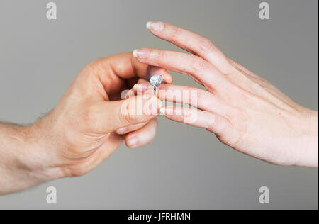 Man making proposition sur une date avec sa petite amie. Banque D'Images