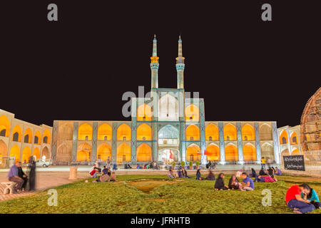 YAZD, IRAN - 5 mai 2015 : les personnes ayant un pique-nique en face de l'Amir Chakhmaq complexe pittoresque dans la vieille ville de nuit. Exposition longue. Banque D'Images