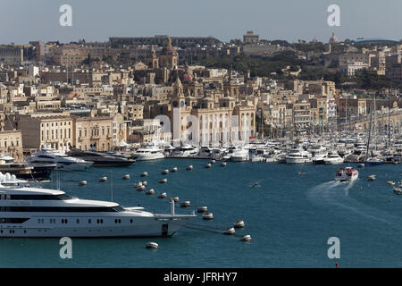 Vue urbaine avec Marina au Dockyard Creek, Vittoriosa, Birgu, les trois villes, Malte Banque D'Images