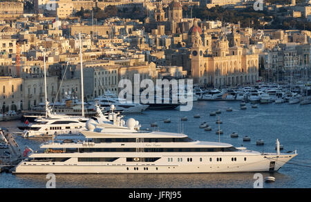 Vue urbaine avec Marina au Dockyard Creek, yacht de luxe, Indian Empress, Vittoriosa, Birgu, les trois villes, Malte Banque D'Images