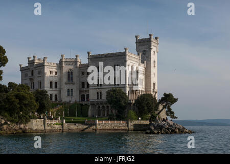 Château de Miramare dans le Golfe de Trieste, construit à partir de 1856 - 1860 par Carl Junker de l'archiduc autrichien Ferdinand Maximilian. Grignano, Trieste, Italie Banque D'Images