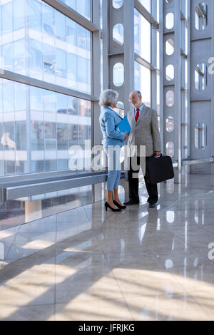 Senior business people talking dans un centre d'affaires moderne Banque D'Images