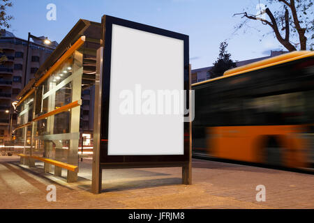 Blank annonce dans un arrêt de bus, avec blurred bus Banque D'Images