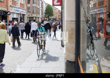 Deliveroo Courier de l'alimentation à Nottingham. Banque D'Images