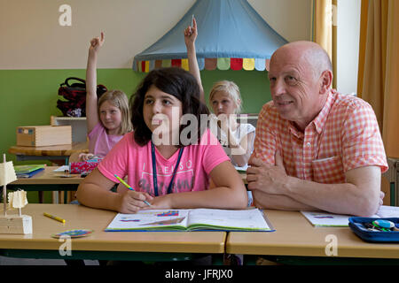 Fille de l'école primaire à l'école à l'école primaire d'escorte Banque D'Images