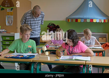 Élèves et professeur à l'école primaire Banque D'Images