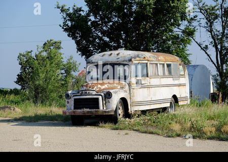 Vieux bus GMC convertis en un RV camping-siège abandonné en milieu rural au Kansas. Banque D'Images