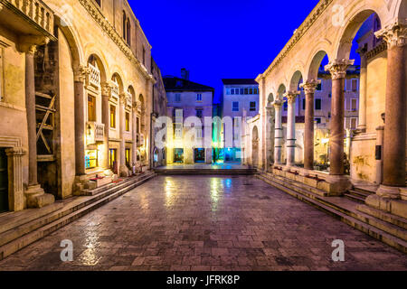 Vue de nuit à Periistil ancienne place romaine dans la ville de Split, Croatie. Banque D'Images