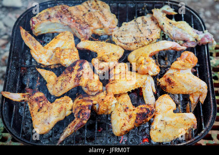 Ailes de poulet cuisson sur barbecue. Les ailes de poulet sur le gril Banque D'Images