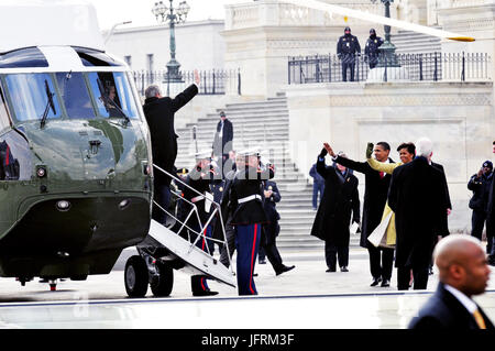Le président Barack Obama et Première Dame Michelle Obama dites adieu à l'ancien président George W. Bush et Laura Bush lorsqu'ils monteront à bord d'hélicoptères Marine Corps (HMX-1) pour leur départ à la capitale américaine à l'est face à Washington, D.C., le 20 janvier 2009. Chef du département de la photo de James Clark, Technicien en électronique de la Marine américaine Banque D'Images