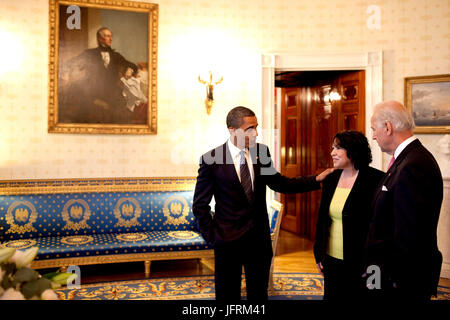 Le président Barack Obama et le Vice-président Joe Biden parle avec Sonia Sotomayor juge dans la salle Bleue à la suite de l'annonce qu'elle est la personne nommée par le président de la Cour suprême des États-Unis pour remplacer les juge David Souter, 26 mai 2009. (Photo Officiel de la Maison Blanche par Pete Souza) officiel de la Maison Blanche Cette photographie est mis à disposition pour publication par les organismes de presse et/ou pour un usage personnel l'impression par le sujet(s) de la photographie. La photo peut ne pas être manipulé ou utilisé de quelque façon que ce soit dans les matériaux, les publicités, les produits ou promotions n'en aucune façon suggérer appro Banque D'Images