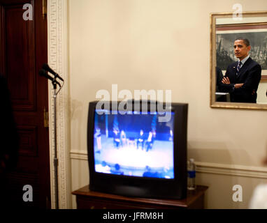 Le président Barack Obama se reflète dans un miroir car il attend en coulisses avant d'être introduites pour une allocution à un Latino réunion publique sur le H1N1 virus de la grippe porcine 8 mai 2009. Photo Officiel de la Maison Blanche par Pete Souza. Officiel de la Maison Blanche cette photographie est mis à disposition pour publication par les organismes de presse et/ou pour un usage personnel l'impression par le sujet(s) de la photographie. La photo peut ne pas être manipulés ou utilisés dans des matériaux, des publicités, produits, promotions ou de quelque façon que suggérer l'approbation ou l'approbation du Président, la première famille, ou la Maison Blanche. Banque D'Images