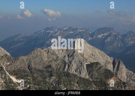 Rock en couches vu de Mont Santis, Alpes Suisses. Banque D'Images