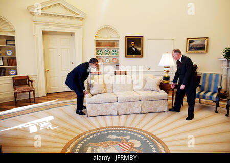 Le président Barack Obama est aidé par le gouverneur du Vermont, Jim Douglas, pour déplacer un canapé dans le bureau ovale 2/2/09. Le gouverneur Douglas s'est entretenu avec le président sur le plan de relance économique. 2/2/09 Photo Officiel de la Maison Blanche par Pete Souza Banque D'Images