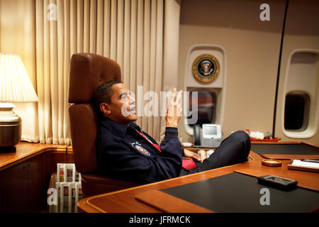 Le président Barack Obama porte une veste AF1 pour son premier vol à bord d'Air Force One à partir de la base aérienne d'Andrews à Newport News, Virginie 2/5/09. Photo Officiel de la Maison Blanche par Pete Souza Banque D'Images