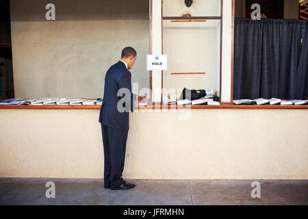 Le président Barack Obama signe des livres à l'Hôtel de ville de Costa Mesa. OC Fair & Event Center à Costa Mesa, Californie 3/18/09. Photo Officiel de la Maison Blanche par Pete Souza Banque D'Images
