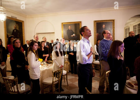 Le président américain Barack Obama avec sa main sur son cœur comme l'hymne national est joué, avant Super Bowl kickoff, Arizona Cardinals vs Pittsburgh Steelers à l'Est Chambre Jardin de la Maison blanche, 2/1/09. Photo Officiel de la Maison Blanche par Pete Souza Banque D'Images