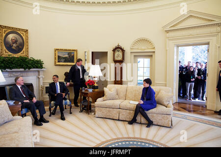 Le président Barack Obama rencontre le gouverneur Jim Douglas du Vermont sur le plan de relance économique. Senior Advisor Valerie Jarrett est assis sur le canapé, tandis que la presse extérieure attend d'entrer dans le bureau ovale 2/2/09 Photo Officiel de la Maison Blanche par Pete Souza Banque D'Images