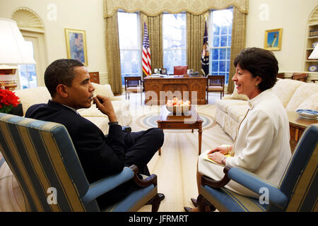 Le président Barack Obama rencontre avec le sénateur Susan Collins (R-Maine) dans le bureau ovale. Collins a été l'un des trois sénateurs républicains qui ont voté pour le projet de loi 2/4/09. Photo Officiel de la Maison Blanche par Pete Souza Banque D'Images